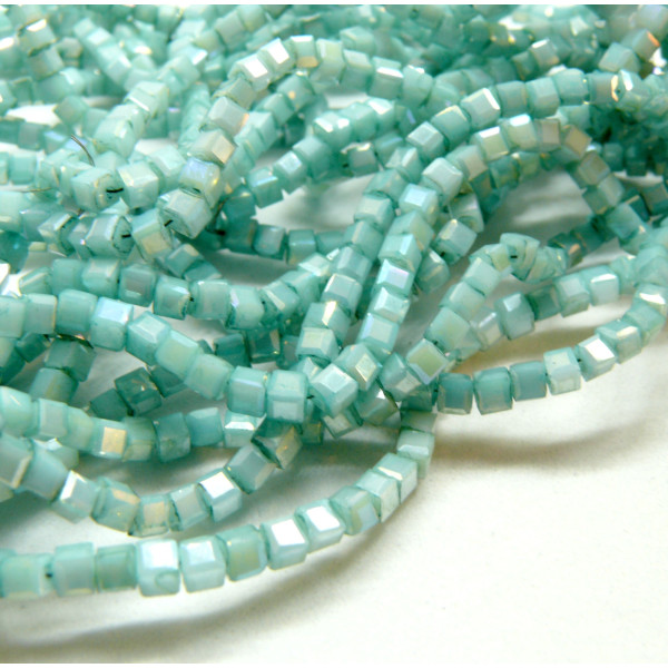 Perles Cubes verre 2.5mm, facettées irisées, coloris 05A