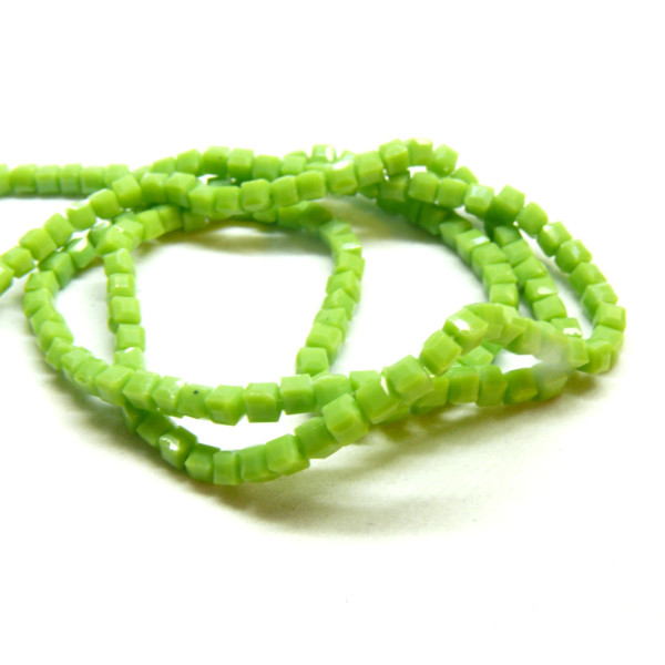Perles, Cube facettées 2.5mm, en verre Coloris Vert C07