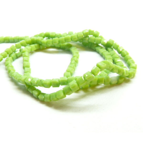 Perles, Cube facettées 2.5mm, en verre Coloris Vert C07