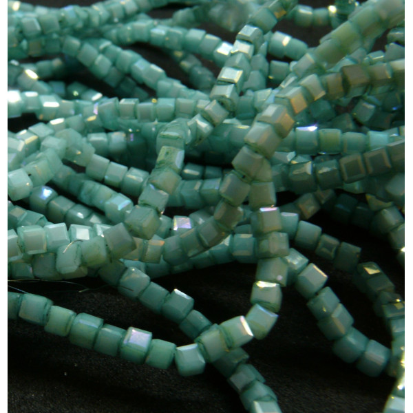 Perles Cubes verre 2.5mm, facettées irisées, coloris 05A