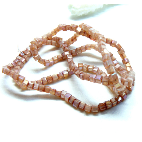 Perles Cubes verre 2.5mm, facettées irisées, coloris 05G