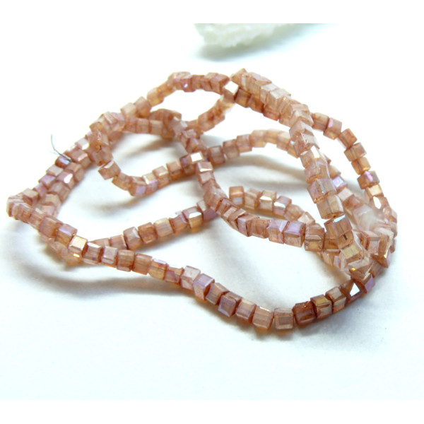 Perles Cubes verre 2.5mm, facettées irisées, coloris 05G