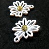 Pendentifs Fleur 20mm, Métal coloris Blanc avec pistil Doré