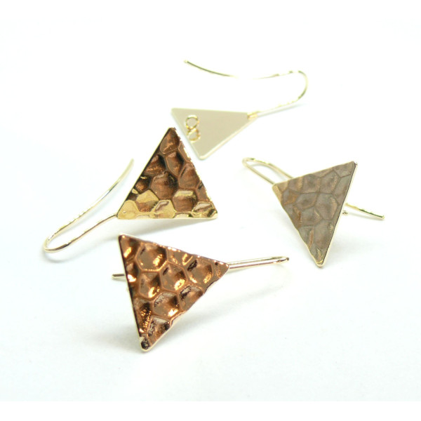 Boucle d'oreille  Crochet, Triangle martelé, avec anneau d'attache, Laiton finition Doré à l'or fin 18K