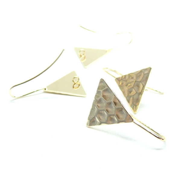 Boucle d'oreille  Crochet, Triangle martelé, avec anneau d'attache, Laiton finition Doré à l'or fin 18K