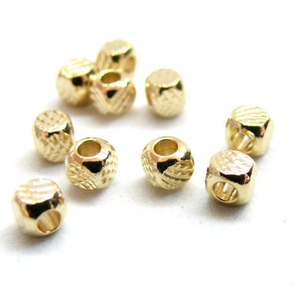 Perles Intercalaires, Cube arrondi travaillé 4mm, Laiton finition Doré à l'or fin 24K