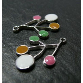 Pendentifs fleurs stylisées 25mm, résine émaillés métal finition Argent Platinergent