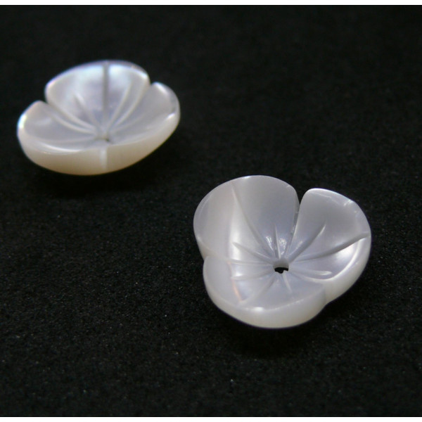 Perles intercalaire 3D, forme Fleur, Nacre sculptée 12mm, Nacre naturelle finition BLANC
