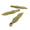 AC0174 – Lot de 10 ou 20 Pendentifs Plumes 24mm Métal Couleur Bronze