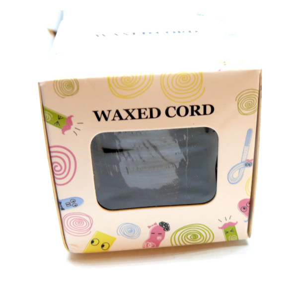 Bobine dans boite, d'environ 90 mètres, fil en coton ciré 1mm, NOIR coloris 332