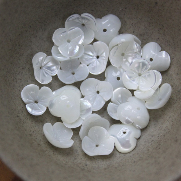 Perles intercalaire 3D, forme Fleur, Nacre sculptée 8mm, Nacre naturelle finition BLANC