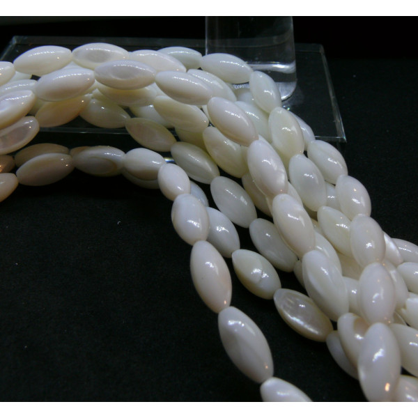 H11PBB513Y – Lot de 1/2 fil, environ 29 Perles Grain de Riz 7x4mm – Nacre Crème