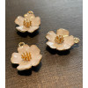 Pendentifs, breloques émaillées forme Fleur 3D, coloris BLANC,  métal Doré coloris 04