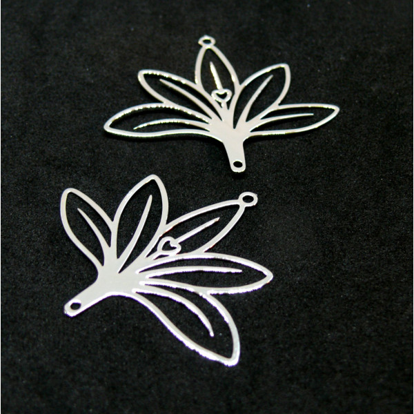 Estampes, pendentif connecteur, filigrane Fleur 37 par 36mm, cuivre coloris Argent VIF