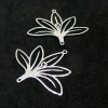 Estampes, pendentif connecteur, filigrane Fleur 37 par 36mm, cuivre coloris Argent VIF