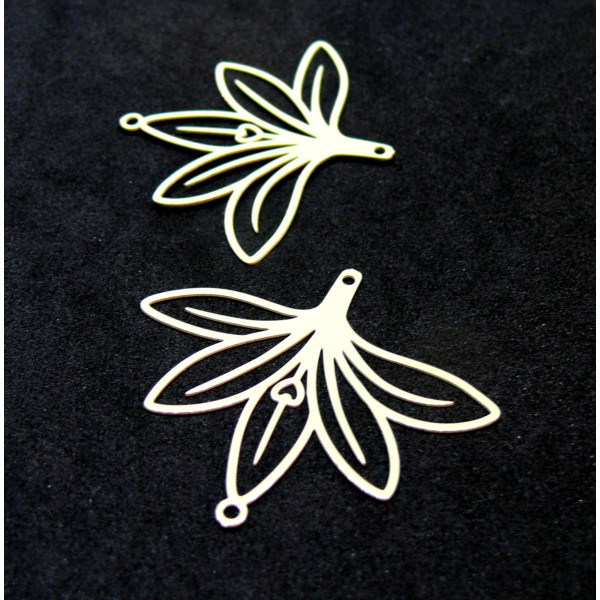 Estampes, pendentif connecteur, filigrane Fleur 37 par 36mm, cuivre coloris Jaune Pale