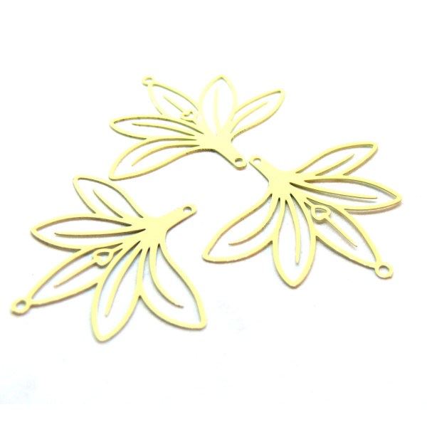Estampes, pendentif connecteur, filigrane Fleur 37 par 36mm, cuivre coloris Jaune Pale