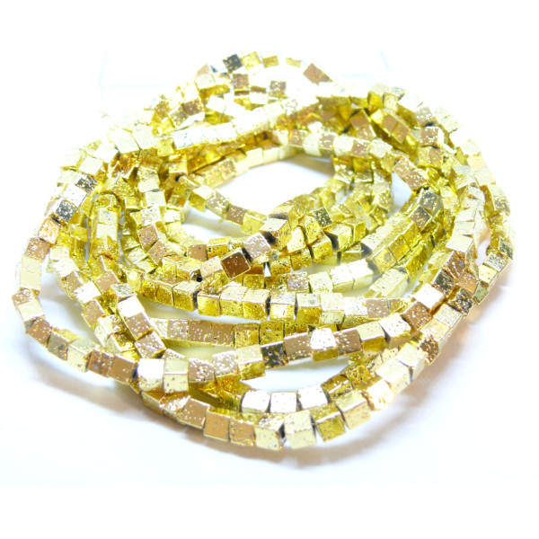 Perles forme CUBE 4mm, Pierre de lave métallisé finition Doré
