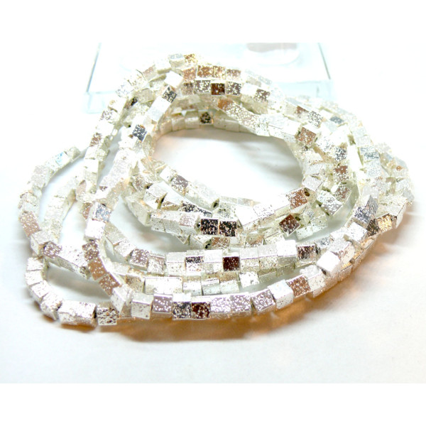 Perles forme CUBE 4mm, Pierre de lave métallisé finition Argenté