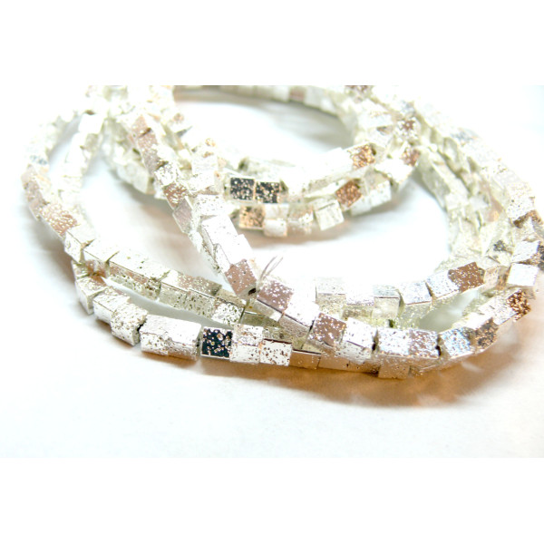 Perles forme CUBE 4mm, Pierre de lave métallisé finition Argenté