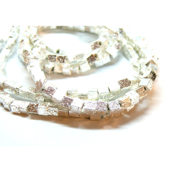 Perles forme CUBE 4mm, Pierre de lave métallisé finition Argenté