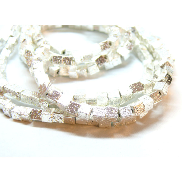 Perles forme CUBE 4mm, Pierre de lave métallisé finition Argenté