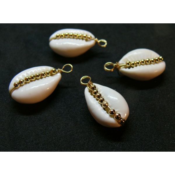 Pendentifs, Coquillage Cauri avec perles finition Doré 25mm