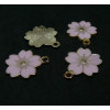 Lot de 5 ou 10 Pendentifs Fleurs de Sakura Émaillées Rose 17 mm – Métal Doré