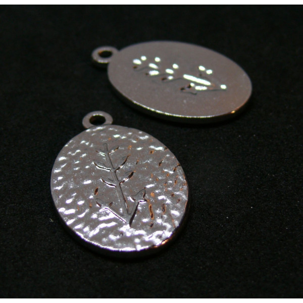 PS11926628 – Lot de 2 Pendentifs Ovale Martelé avec Plante 23mm – Acier Inoxydable 304 Argenté