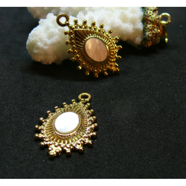 Pendentif  Boho Chic Goutte 27 par 17mm, Nacre, Acier Inoxydable 304 finition Doré à l'or fin 18K