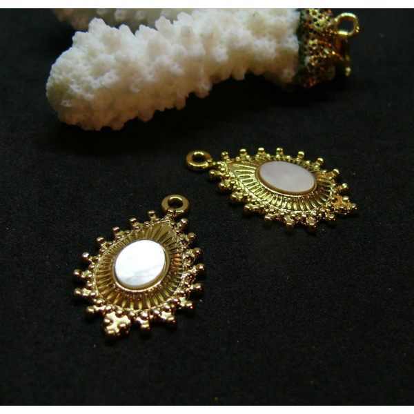 Pendentif  Boho Chic Goutte 27 par 17mm, Nacre, Acier Inoxydable 304 finition Doré à l'or fin 18K