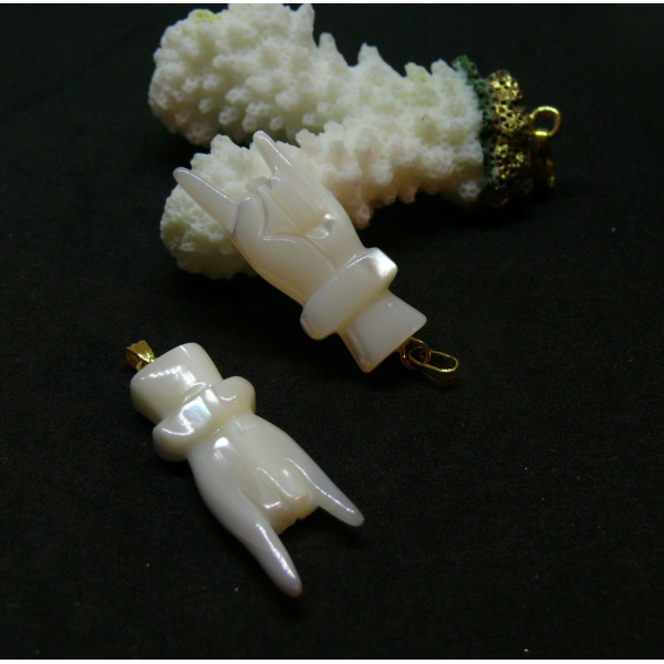 Pendentif Boho chic, amulette Mano Cornuto, Heavy metal, nacre 35mm, Laiton finition Doré