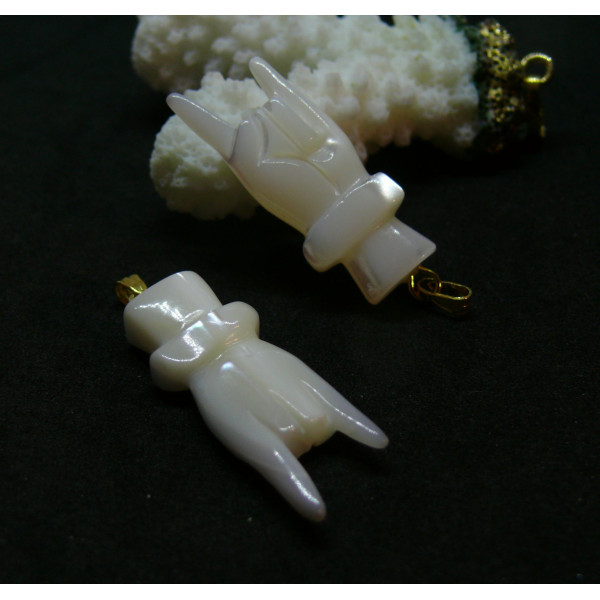 Pendentif Boho chic, amulette Mano Cornuto, Heavy metal, nacre 35mm, Laiton finition Doré