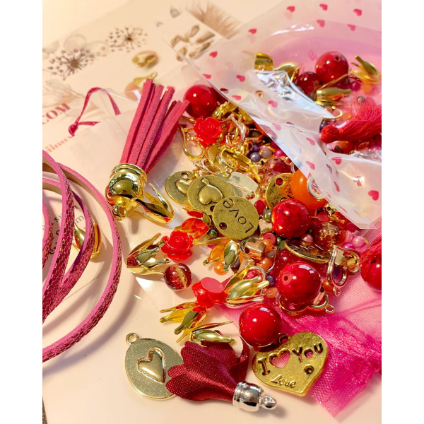 Pochette surprise Spéciale Saint Valentin MiX de Pendentifs breloques, Perles, Cordons....Coloris DORE