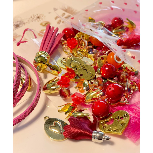 Pochette surprise Spéciale Saint Valentin MiX de Pendentifs breloques, Perles, Cordons....Coloris DORE