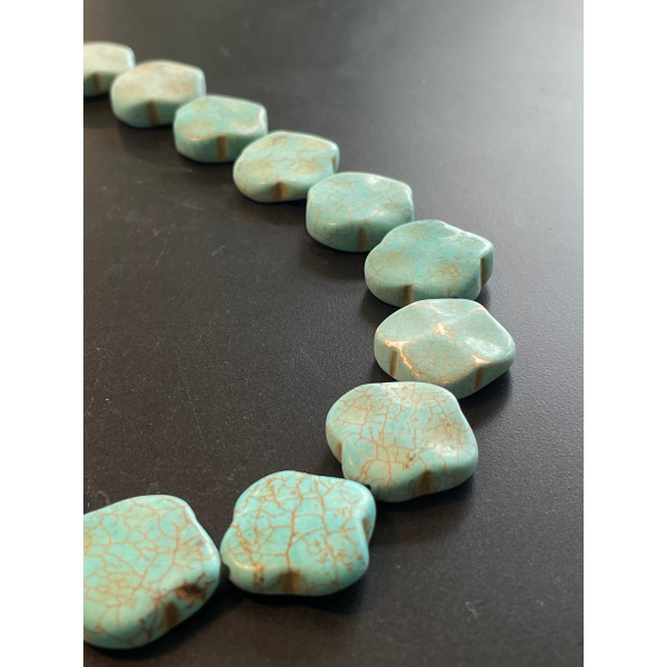 Perles forme FLEUR 20mm, Howlite, coloris Turquoise