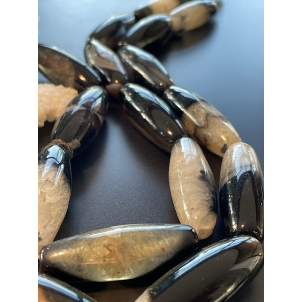 Perle Oblong , Agate du Brésil Veinée 38 par 15mm, coloris Marron/Noir