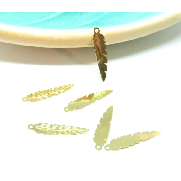 Estampes, pendentifs filigrane Plumes 17 par 4mm,  laiton finition Doré