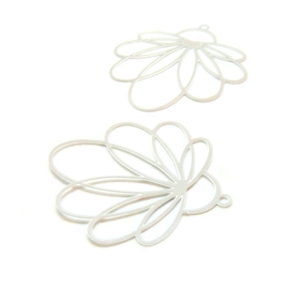Estampes, pendentifs filigrane Fleur Eventail 34 par 31mm, Acier Inoxydable finition Argent Platine