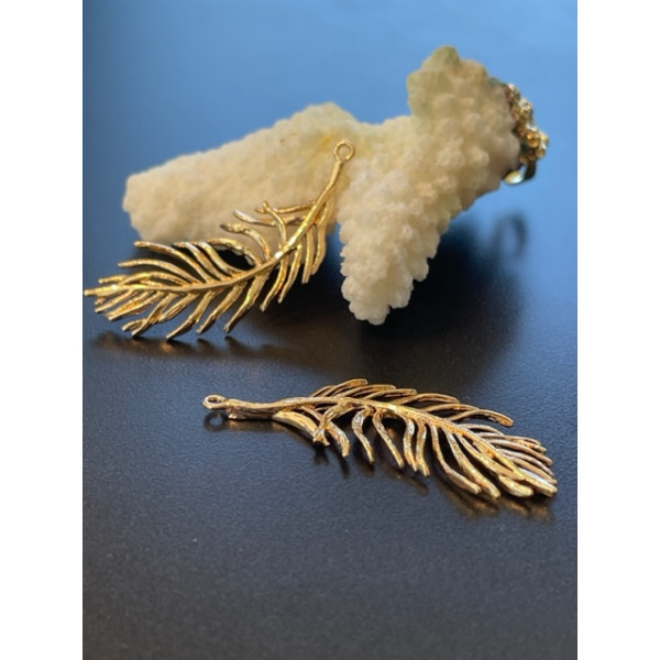 Pendentif Plume 38mm,  Laiton, finition Doré à l'or fin 14K