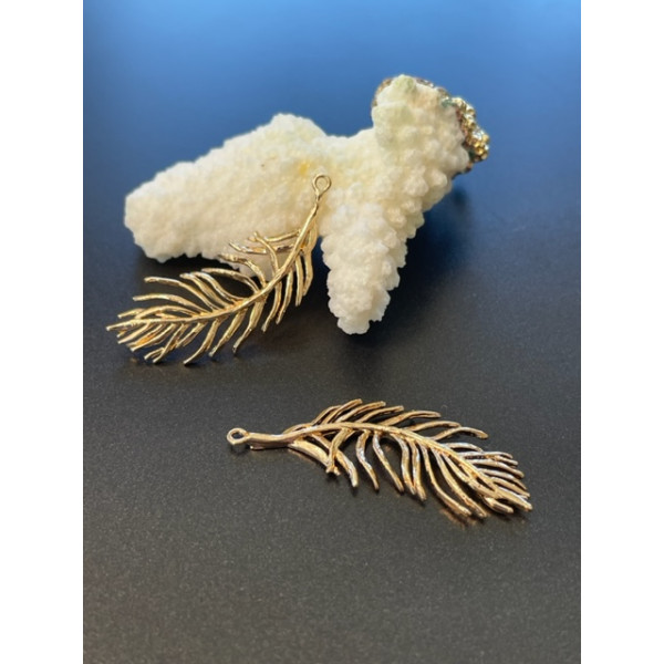 Pendentif Plume 38mm,  Laiton, finition Doré à l'or fin 14K