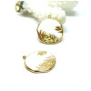 Pendentif Médaillon avec feuille en résine émaillé coloris Blanc, Acier Inoxydable 304, finition Doré 14K, PVD
