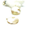 Pendentif Médaillon avec feuille en résine émaillé coloris Blanc, Acier Inoxydable 304, finition Doré 14K, PVD