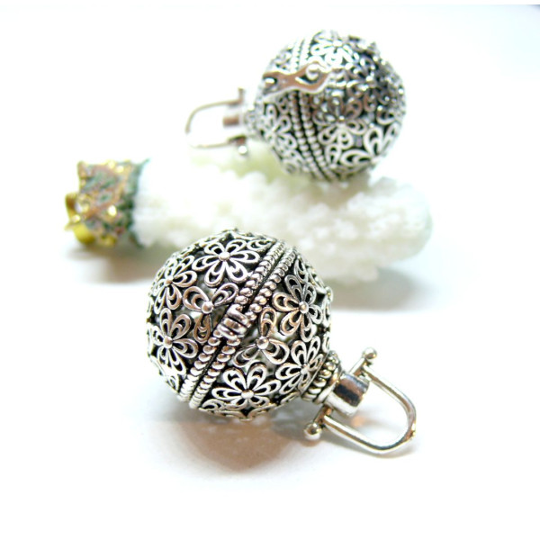 Pendentif Cage Bola Multi fleurs, laiton finition Argent Antique pour Perle Bola en 14/16mm