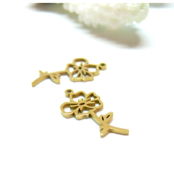 Pendentif Fleur sur tige 20 mm, symbole mois d' Août, Acier Inoxydable 304 finition Doré