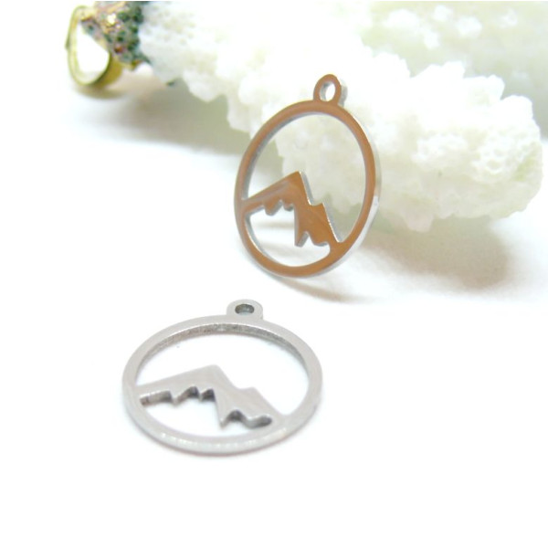 PS110871137 – Lot de 2 ou 4 Pendentifs Montagne dans Médaillon Ajouré 15mm – Acier Inoxydable Argenté Rhodié