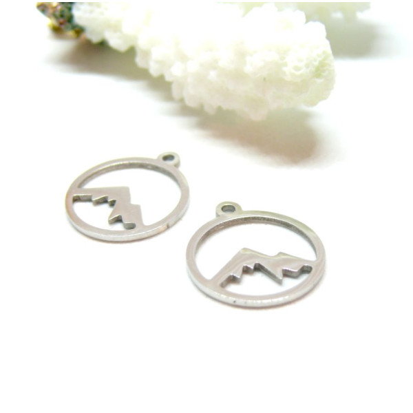 PS110871137 – Lot de 2 ou 4 Pendentifs Montagne dans Médaillon Ajouré 15mm – Acier Inoxydable Argenté Rhodié