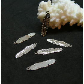 Estampes, pendentif filigrane Plumes 20mm, métal finition Argenté