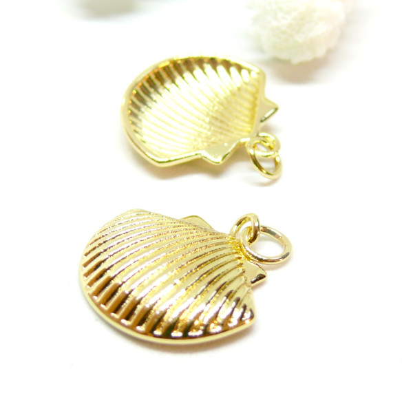 Pendentif  avec anneau Coquille Saint Jacques 19mm, laiton finition Doré  à l'or fin 18
