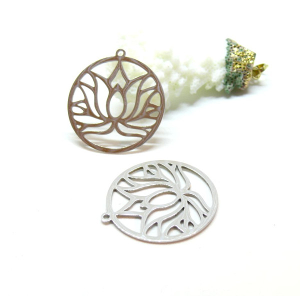 Pendentif Fleurs de Lotus dans médaillon, Yoga 30mm, Acier Inoxydable finition Argenté Rhodié